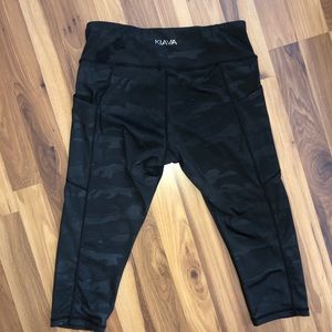 Kiava Camo Workout Capri length leggings!